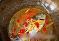秘制酸辣鲫鱼的做法 步骤7