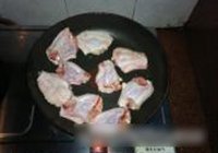 椒盐煎鸡中翅的做法 步骤3