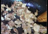 蒜香肉炒西葫芦的做法 步骤5