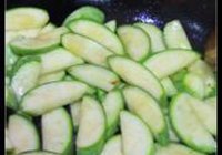 蒜香肉炒西葫芦的做法 步骤3