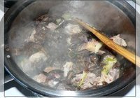 小鸡炖蘑菇贴饼子的做法 步骤3