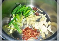 小鸡炖蘑菇贴饼子的做法 步骤2