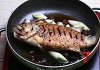 红烧鲈鱼的做法 步骤7