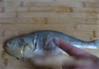 清蒸黄花鱼的做法 步骤2