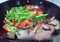 蒜薹炒腊肉的做法 步骤5