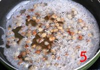 家常葱花油渣饼的做法 步骤5