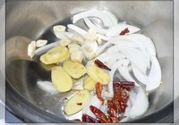 酱炖猪肘黄豆贴饼子的做法 步骤1
