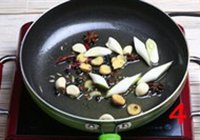 红烧鲈鱼的做法 步骤4
