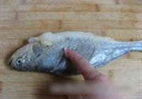 清蒸黄花鱼的做法 步骤3