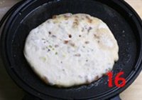 家常葱花油渣饼的做法 步骤16