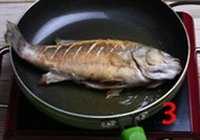 红烧鲈鱼的做法 步骤3
