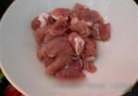肉片炒菊花头的做法 步骤2