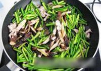 香菇蒜薹炒肉丝的做法 步骤8