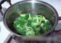 西兰花木耳肉片的做法 步骤3