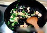 蛋滑虾仁炒木耳的做法 步骤8