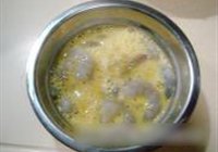 蛋滑虾仁炒木耳的做法 步骤2