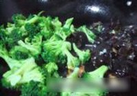 西兰花木耳肉片的做法 步骤4