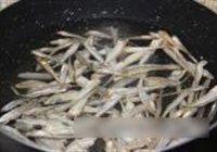 酱香小鱼干的做法 步骤2