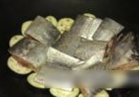 无油茄子焖带鱼的做法 步骤6