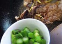 半煎煮草鱼腩的做法 步骤5