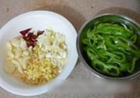 辣炒鸡心洋葱片的做法 步骤3