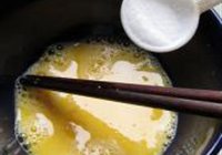 桃仁野葱炒蛋的做法 步骤5