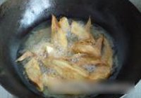 干炸小塌目鱼的做法 步骤6