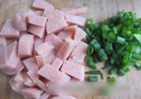 黄豆芽炒火腿肠的做法 步骤2