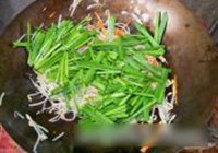 韭菜炒银芽的做法 步骤6