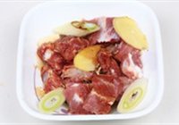 桂圆红枣烧排骨的做法 步骤1