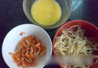鱼虾劲炒韭菜花的做法 步骤2