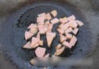 黄豆芽炒火腿肠的做法 步骤3