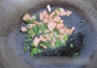 黄豆芽炒火腿肠的做法 步骤4