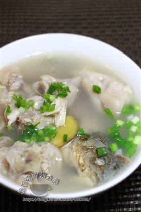 鲫鱼炖猪脚