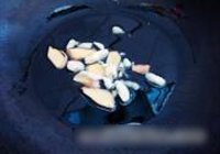 蚕豆煮枇杷叶的做法 步骤4