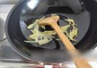 蒜炒银鱼的做法 步骤3