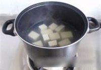 鲶鱼炖豆腐的做法 步骤2