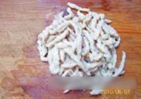 青椒蘑菇炒素肠的做法 步骤2