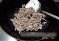 青椒蘑菇炒素肠的做法 步骤6