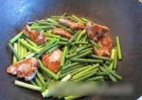 煎鸡腿肉炒蒜苔的做法 步骤6