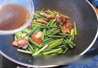 煎鸡腿肉炒蒜苔的做法 步骤7