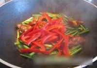 煎鸡腿肉炒蒜苔的做法 步骤8