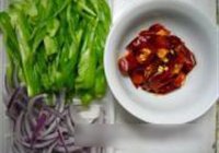 葱爆鱿鱼丝的做法 步骤3