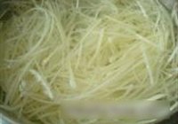 干煸黄金土豆丝的做法 步骤2