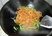葱爆鱿鱼丝的做法 步骤6