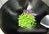 葱爆鱿鱼丝的做法 步骤5