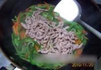 青椒萝卜炒肉丝的做法 步骤9