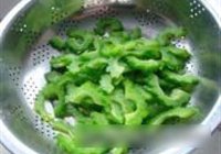 苦瓜炒腊猪耳朵的做法 步骤6