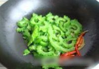 苦瓜炒腊猪耳朵的做法 步骤7