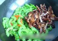 苦瓜炒腊猪耳朵的做法 步骤8